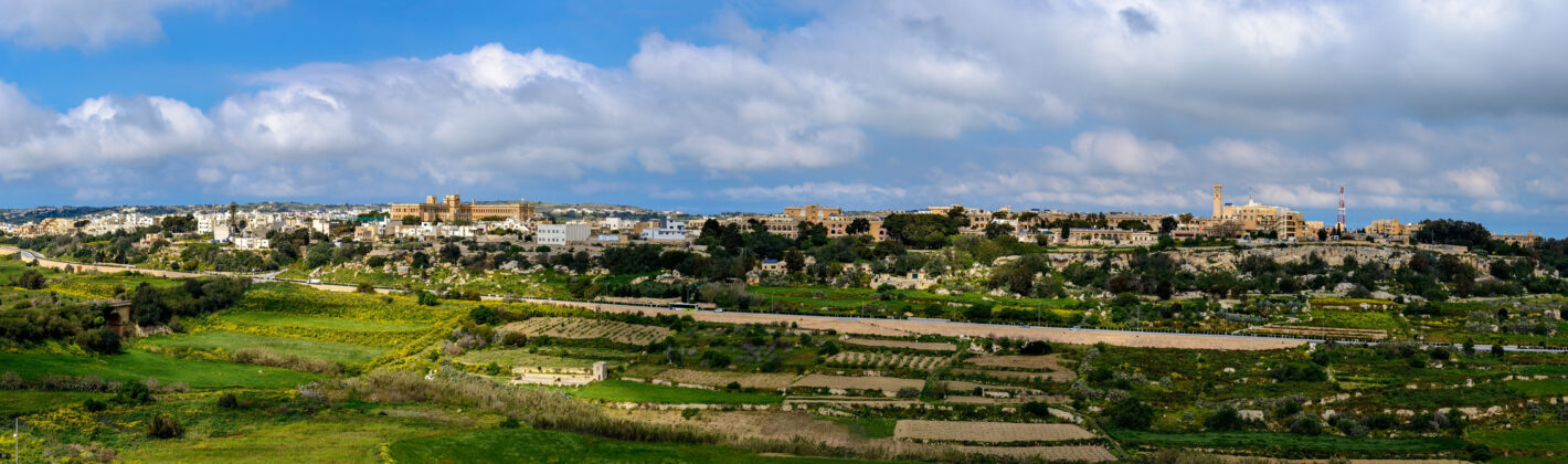 Blick von der Stadtmauer in Mdina auf Mtarfa